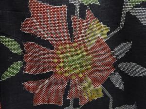 アンティーク　抽象花模様織出し本場泥大島紬着物（5マルキ）